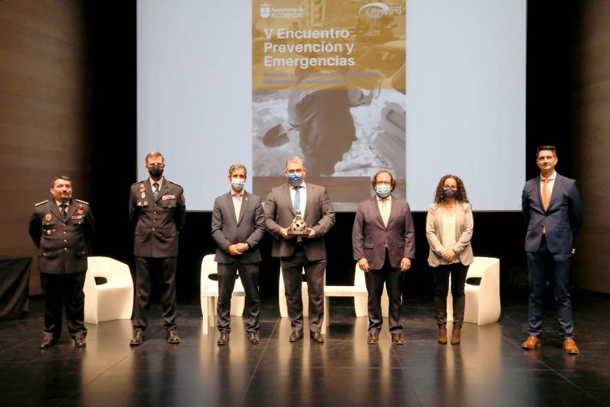   Clausura Vº Encuentro de Prevención y Emergencias Prevenemerg 2021 - Imagen donde vemos posando a las autoridades con uno de los premiados.