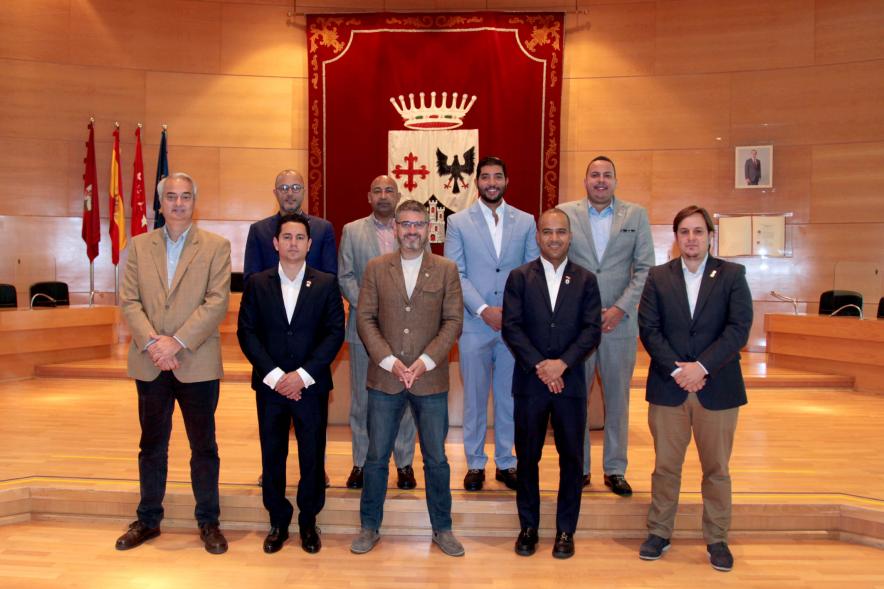 Bienvenida Delegación República Dominicana - Imagen del vicealcalde Rafael Sánchez Acera y concejales posando con la delegación República Dominicana en el Salón de Actos del Ayuntamiento.
