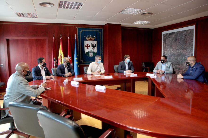 Bienvenida Delegación República Dominicana - Imagen del vicealcalde Rafael Sánchez Acera reunido en su despacho con los concejales y la delegación República Dominicana.