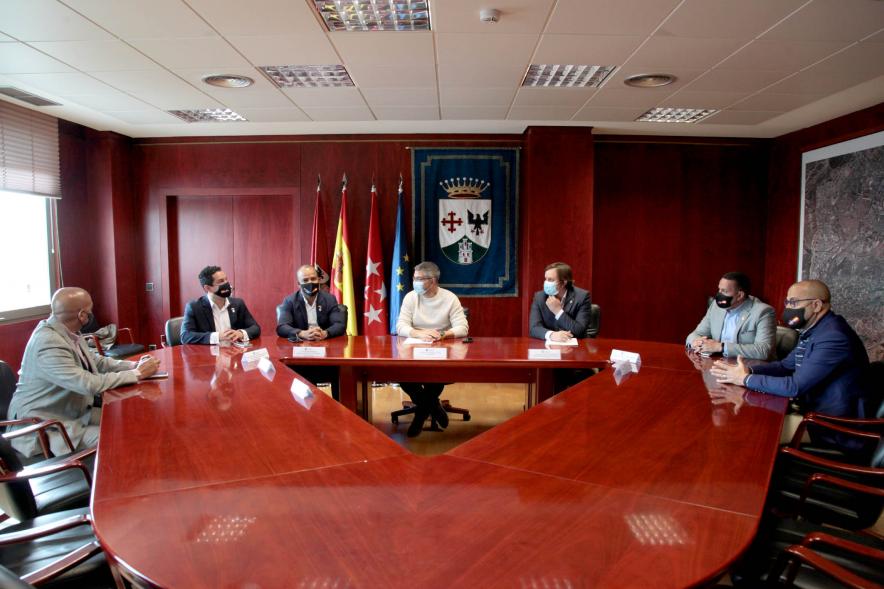 Bienvenida Delegación República Dominicana - Imagen del vicealcalde Rafael Sánchez Acera reunido en su despacho con los concejales y la delegación República Dominicana.