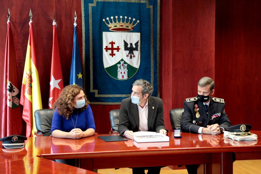 Alcalde Aitor Retolaza, Concejal Ana Soto Montalvo y Jefe Policía Local en la entrega de premio a Agentes Tutores - 2021 