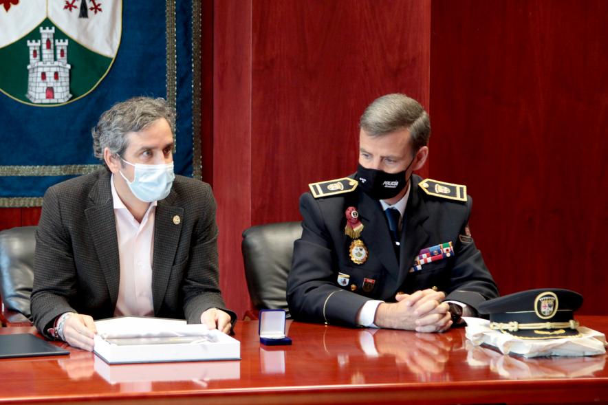 Alcalde Aitor Retolaza y Jefe Policía Local en la entrega de Premios a los Agentes Tutotes - 2021
