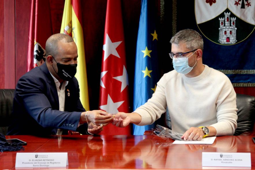 Bienvenida Delegación República Dominicana - Imagen del vicealcalde Rafael Sánchez Acera saludando a un miembro de la delegación República Dominicana.