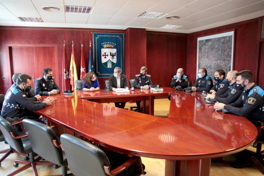 Alcalde Aitor Retolaza, Concejal Ana Soto Montalvo  y Jefe Policía Local en la entrega de Premios a los Agentes Tutotes - 2021
