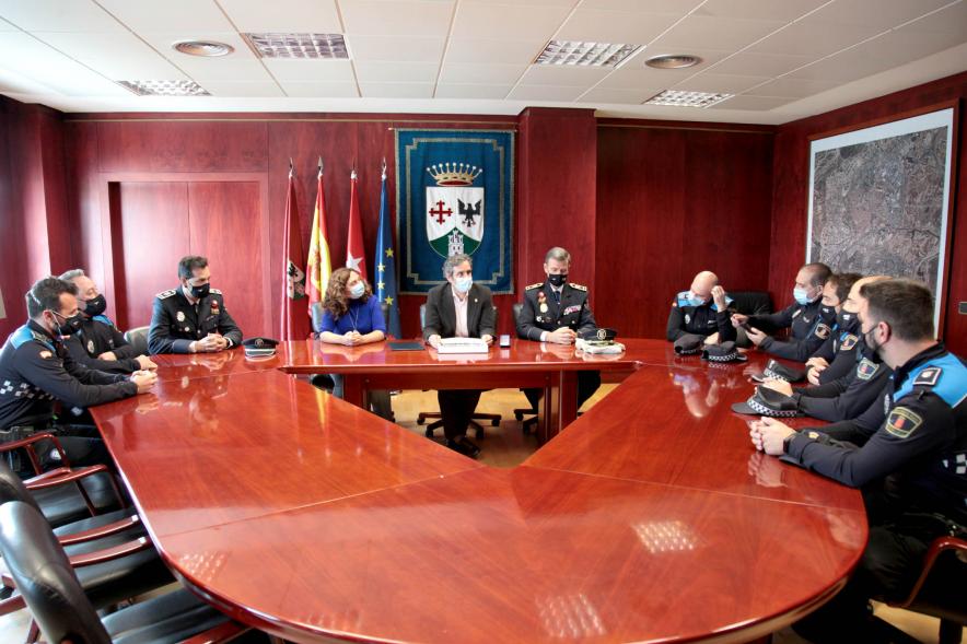 Alcalde Aitor Retolaza, Concejal Ana Soto Montalvo y Jefe Policía Local en la entrega de Premios a los Agentes Tutotes - 2021