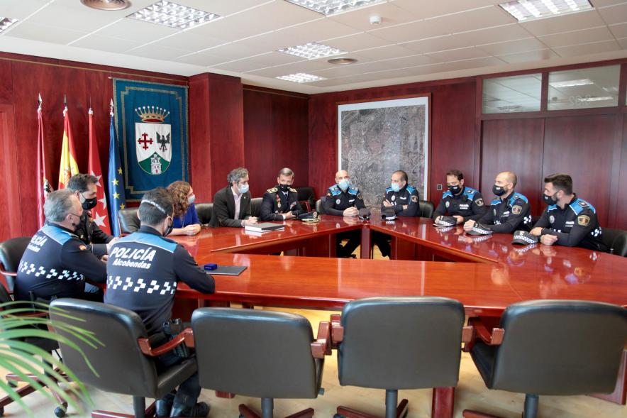 Alcalde Aitor Retolaza, Concejal Ana Soto Montalvo y Jefe Policía Local en la entrega de Premios a los Agentes Tutotes - 2021