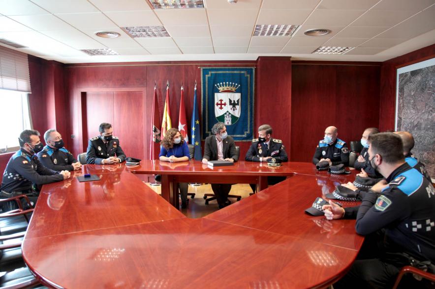 Alcalde Aitor Retolaza, Concejal Ana Soto Montalvo  y Jefe Policía Local en la entrega de Premios a los Agentes Tutotes - 2021