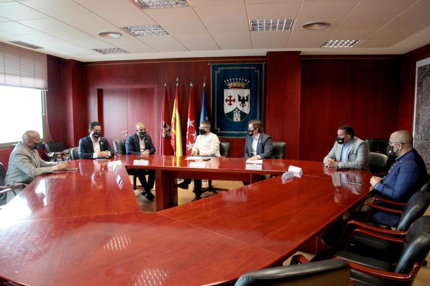  Bienvenida Delegación República Dominicana - Imagen del vicealcalde Rafael Sánchez Acera reunido en su despacho con los concejales y la delegación República Dominicana.