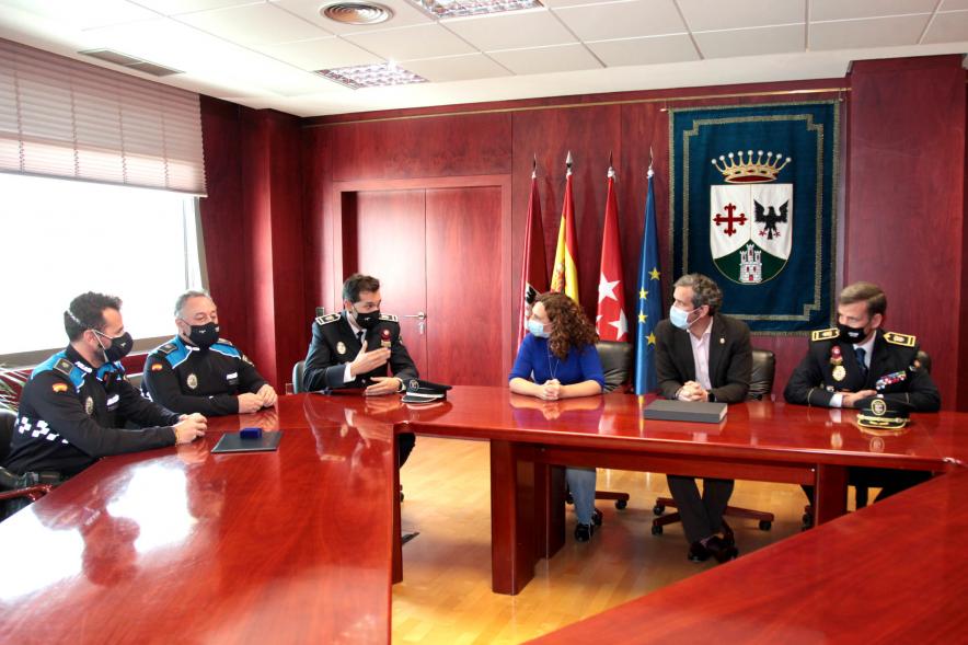 Alcalde Aitor Retolaza, Concejal Ana Soto Montalvo  y Jefe Policía Local en la entrega de Premios a los Agentes Tutotes - 2021