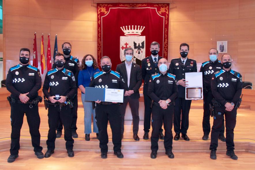 Alcalde Aitor Retolaza, Concejal Ana Soto Montalvo  y Polocias Premiados -2021