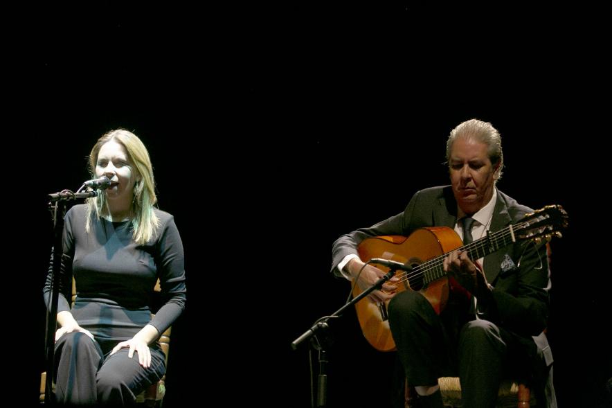 Semana Flamenca - Concierto Rocío Márquez - Imagen de un momento de la actuación de la cantaora Rocío Márquez acompañada a la guitarra por Miguel Ángel Cortés.