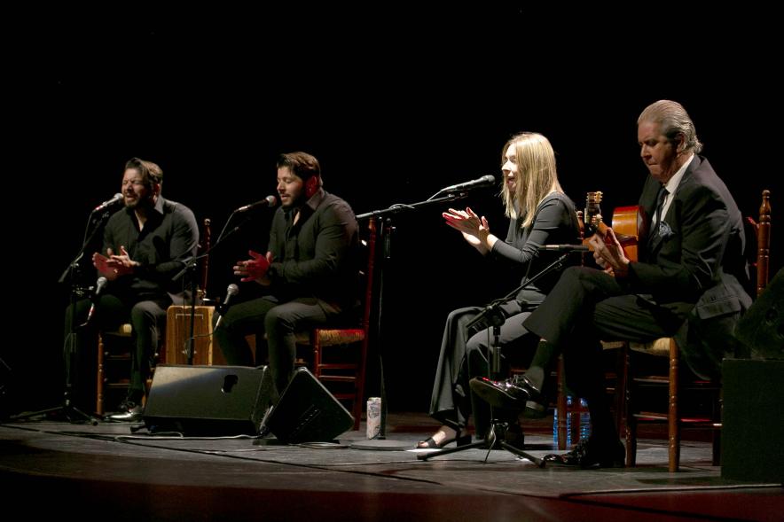 Semana Flamenca - Concierto Rocío Márquez - Imagen de un momento de la actuación de la cantaora Rocío Márquez acompañada a la guitarra por Miguel Ángel Cortés y en los coros y palmas por Los Mellis.