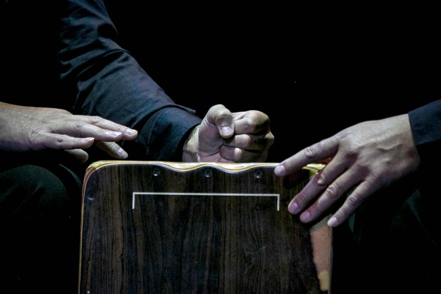 Semana Flamenca - Concierto Rocío Márquez - Imagen de unas manos tocando el cajón flamenco.