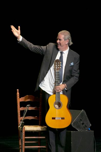 Semana Flamenca - Concierto Rocío Márquez - Imagen del guitarrista Miguel Ángel Cortés saludando al público después de la actuación.