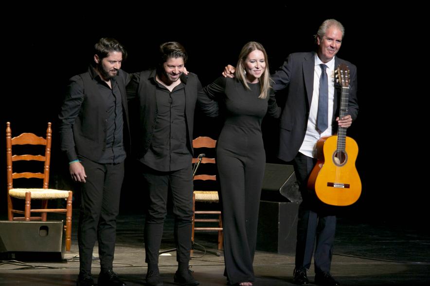 Semana Flamenca - Concierto Rocío Márquez - Imagen de la cantaora Rocío Márquez, el guitarrista Miguel Ángel Cortés y Los Mellis saludando al público después de la actuación.
