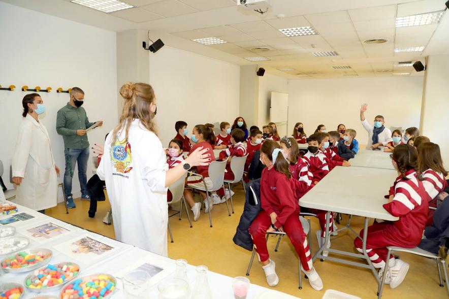  Visita a la Semana de la Ciencia en el C.C. Pablo Iglesias - Imagen de un momento de la visita  del vicealcalde Rafael Sánchez Acera y la concejala de Educación Ana Sotos a la Semana de la Ciencia en el C.C. Pablo Iglesias.