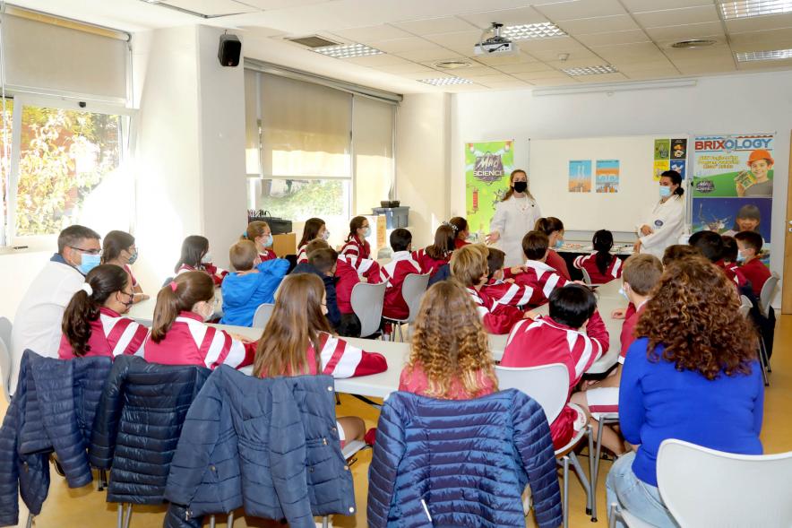  Visita a la Semana de la Ciencia en el C.C. Pablo Iglesias -  Imagen de un momento de la visita  del vicealcalde Rafael Sánchez Acera y la concejala de Educación Ana Sotos a la Semana de la Ciencia en el C.C. Pablo Iglesias.