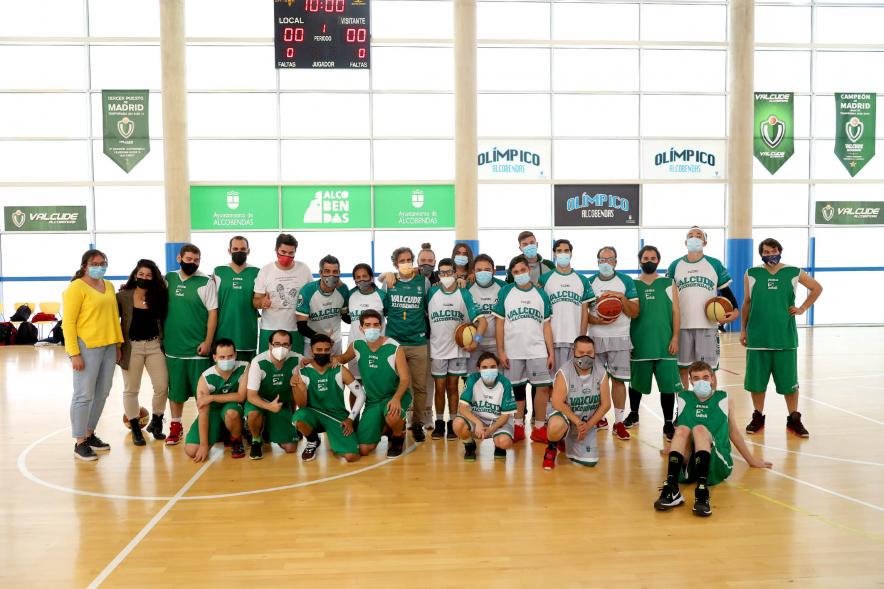  Saque de Honor Baloncesto Valcude  - Imagen del alcalde Aitor Retolaza y otras autoridades posando con los miembros del equipo de Baloncesto Valcude.