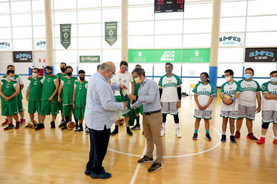 Saque de Honor Baloncesto Valcude -  Imagen del alcalde Aitor Retolaza recibiendo un obsequio por parte del presidente del equipo de Baloncesto Valcude.