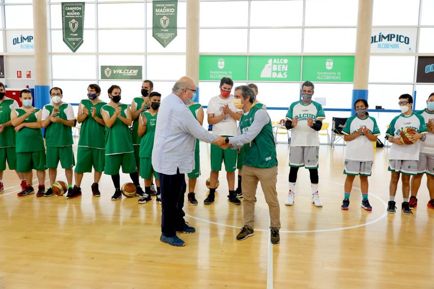 Saque de Honor Baloncesto Valcude - Imagen del alcalde Aitor Retolaza recibiendo un obsequio por parte del presidente del equipo de Baloncesto Valcude.