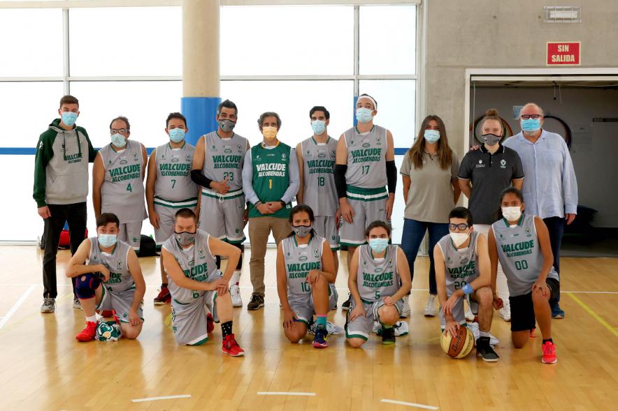  Saque de Honor Baloncesto Valcude -  Imagen del alcalde Aitor Retolaza y otras autoridades posando con los miembros del equipo de Baloncesto Valcude.