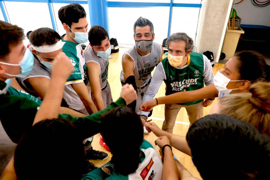 Saque de Honor Baloncesto Valcude -  Imagen del alcalde Aitor Retolaza chocando las manos con todos los miembros del equipo de Baloncesto Valcude.