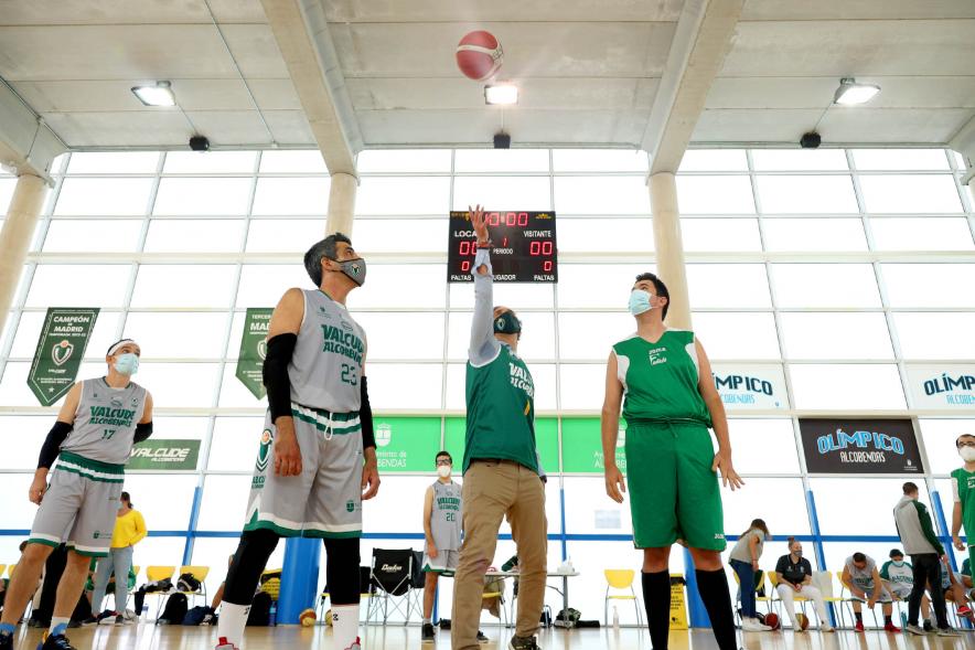 Saque de Honor Baloncesto Valcude - Imagen del alcalde Aitor Retolaza en el momento de realizar el saque de honor del partido de baloncesto.