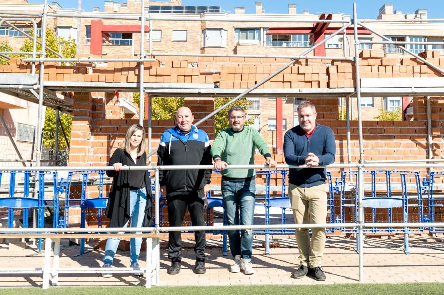  Visita Vestuarios Nuevos del Campo de Fútbol de FuenteLucha - Imagen del vicealcalde Rafael Sánchez Acera, la concejala María Espín posando con otras autoridades durante la visita.