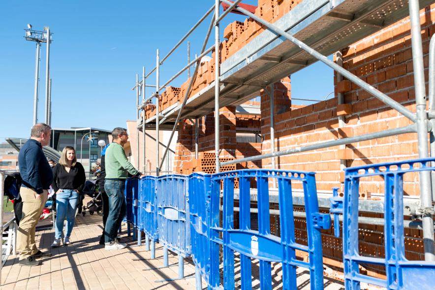 Visita Vestuarios Nuevos del Campo de Fútbol de FuenteLucha - Imagen de un momento de la vista a las obras de los nuevos vestuarios.