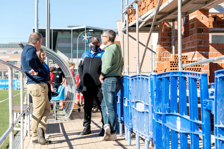 Visita Vestuarios Nuevos del Campo de Fútbol de FuenteLucha - Imagen del vicealcalde Rafael Sánchez Acera charlando con los trabajadores de las obras.
