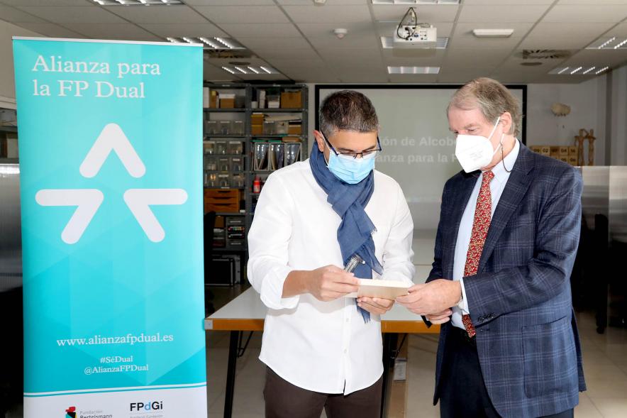 Visita al Centro de Formación e Inserción Laboral - Imagen de Rafael Sánchez Acera con un responsable del centro.