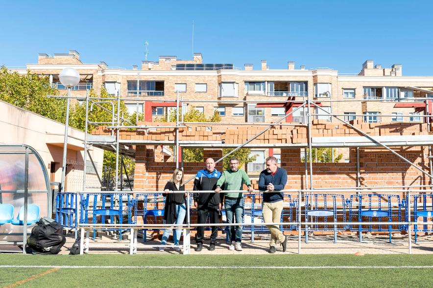 Visita Vestuarios Nuevos del Campo de Fútbol de FuenteLucha - Imagen lejana del vicealcalde Rafael Sánchez Acera, la concejala María Espín posando con otras autoridades durante la visita.