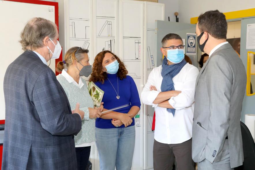 Visita al Centro de Formación e Inserción Laboral - Imagen de las autoridades municipales  con los responsables del centro.