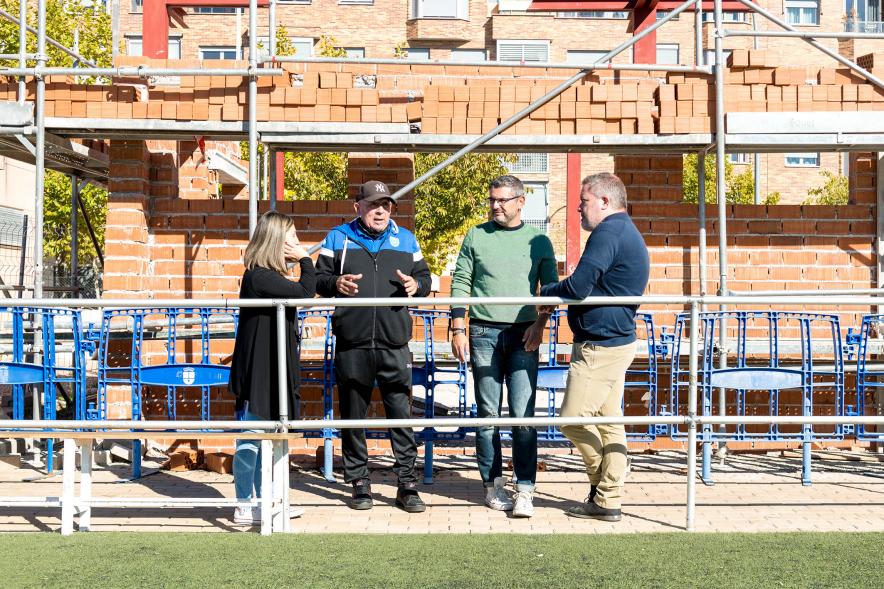   Visita Vestuarios Nuevos del Campo de Fútbol de FuenteLucha - Imagen del vicealcalde Rafael Sánchez Acera, la concejala María Espín charlando con otras autoridades durante la visita.