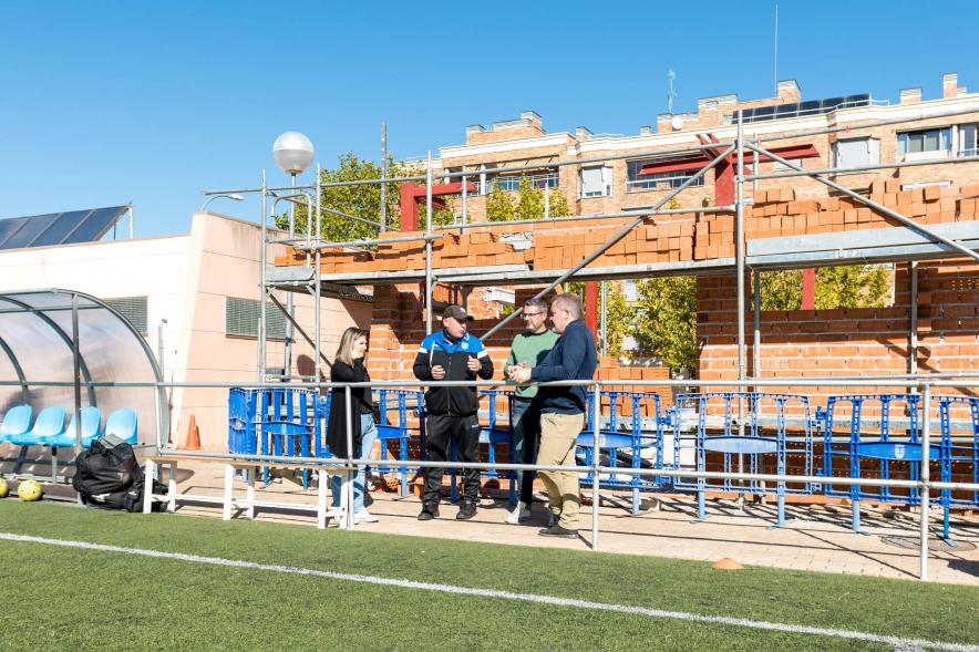 Visita Vestuarios Nuevos del Campo de Fútbol de FuenteLucha - Imagen del vicealcalde Rafael Sánchez Acera, la concejala María Espín charlando con otras autoridades durante la visita.