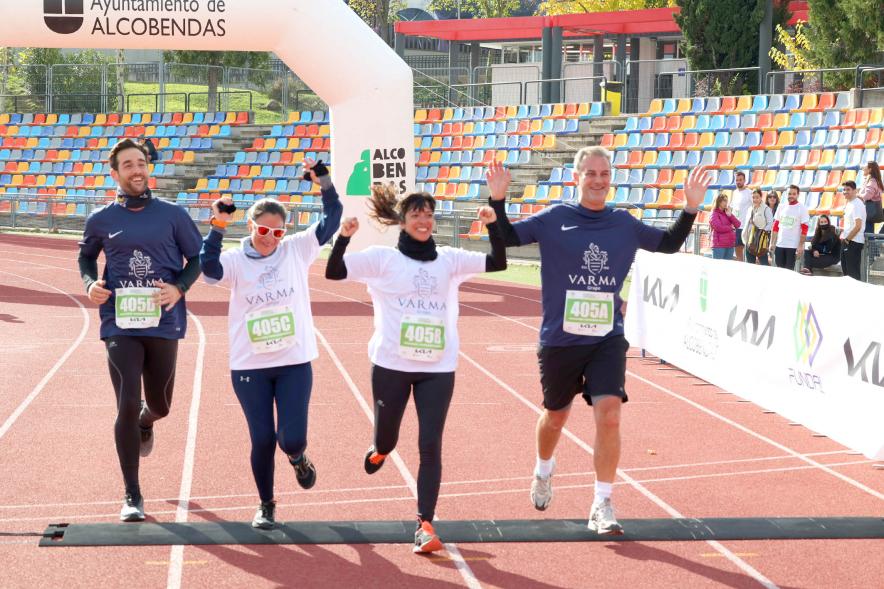 Carrera de las Empresas 2021 -  Llegada a la meta de cuatro corredores.