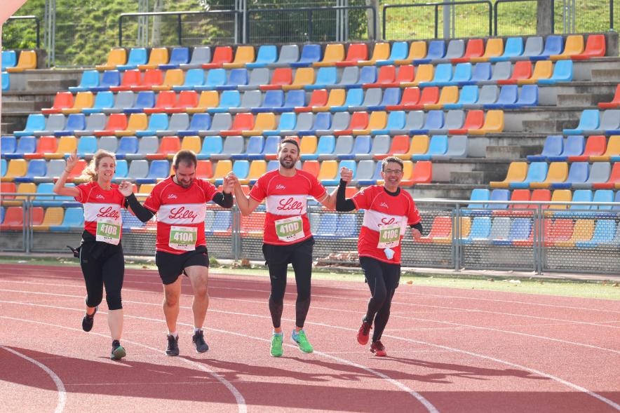 Carrera de las Empresas 2021 -  Llegada a la meta de cuatro corredores.