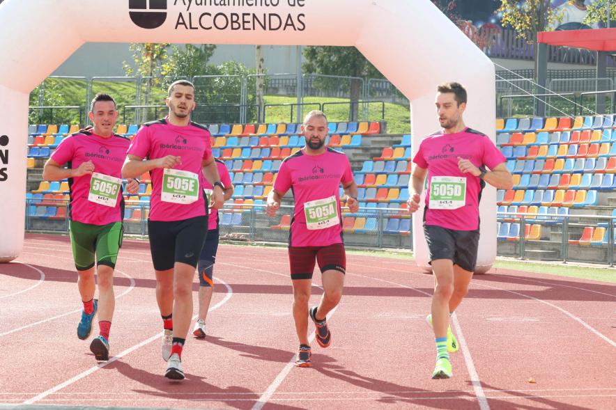 Carrera de las Empresas 2021 -  Llegada a la meta de cuatro corredores.