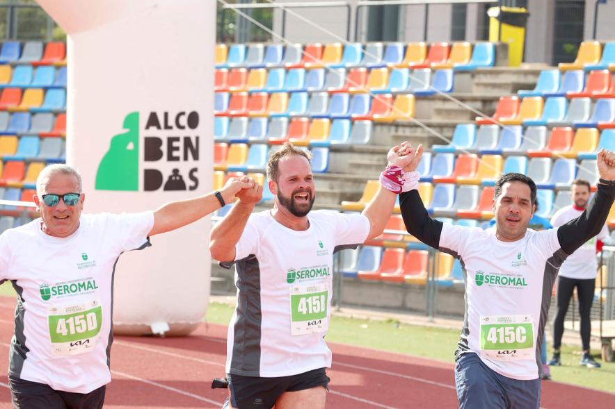 Carrera de las Empresas 2021 -  Llegada a la meta de tres corredores.