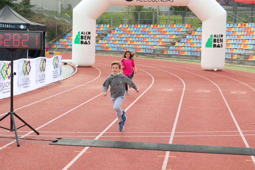 Carrera de las Empresas 2021 -  Dos niños entrando en la meta. 