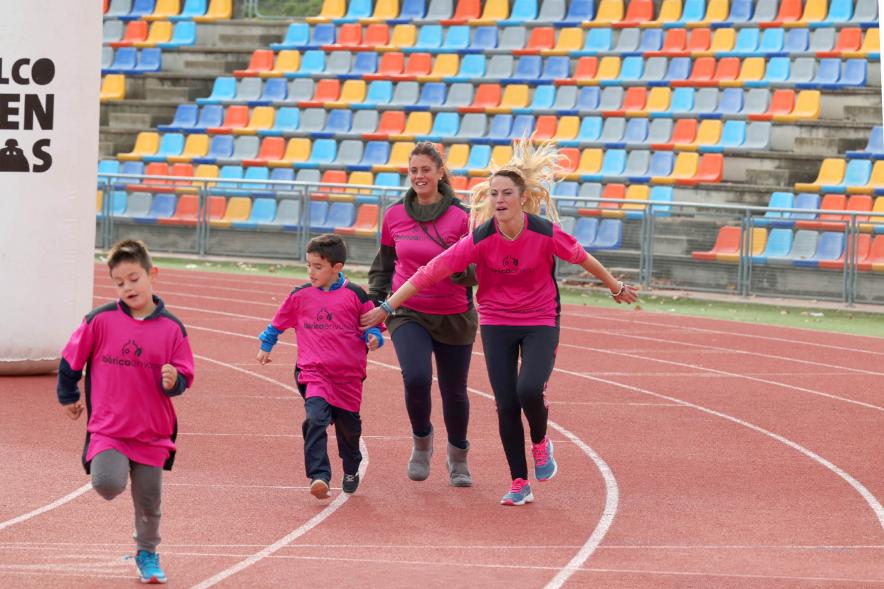 Carrera de las Empresas 2021 - Llegada  a  meta de una familia.