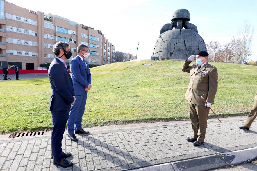 Mando militar saludando a autoridades