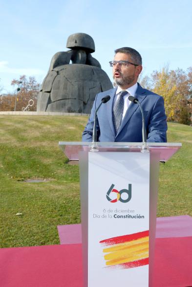 Plano medio de exalcalde Sánchez Acera durante discurso con menina al fondo