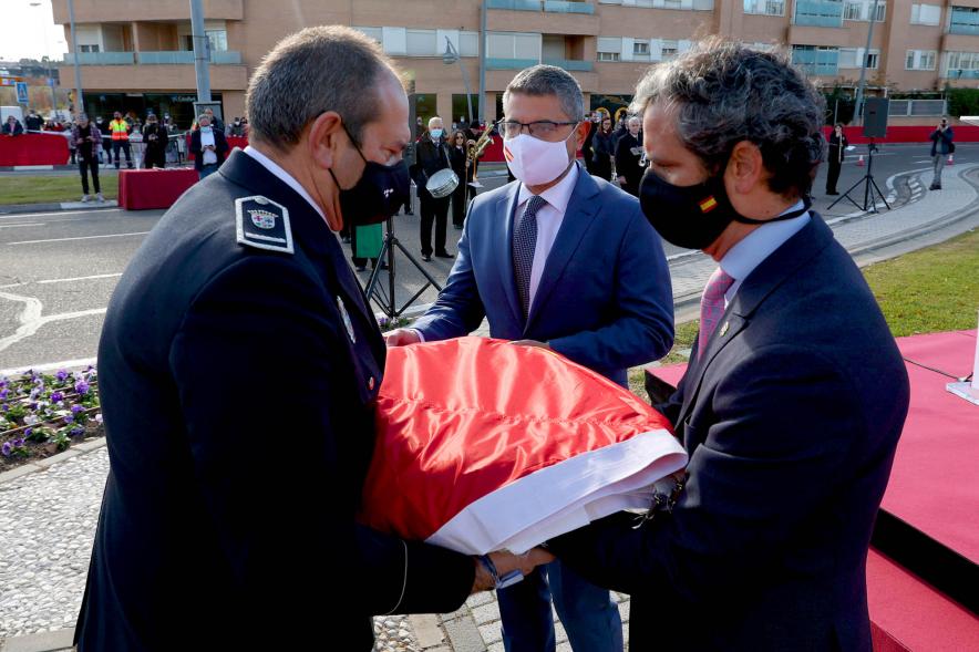 Alcalde Retolaza entrega la bandera a mando policial para su izado