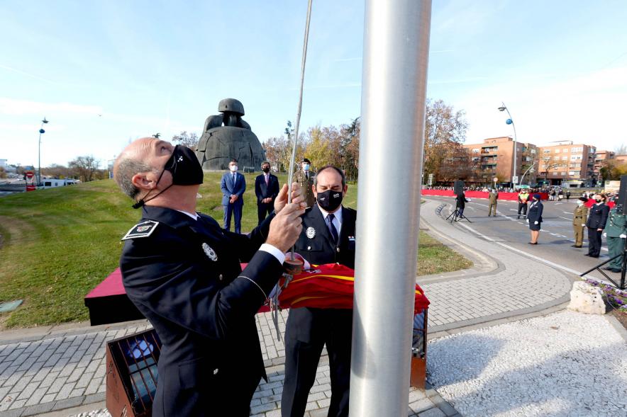 Mando policial izando bandera