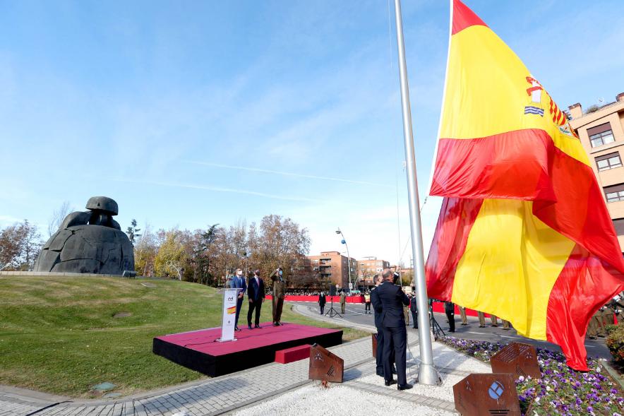 detalle izado de bandera 