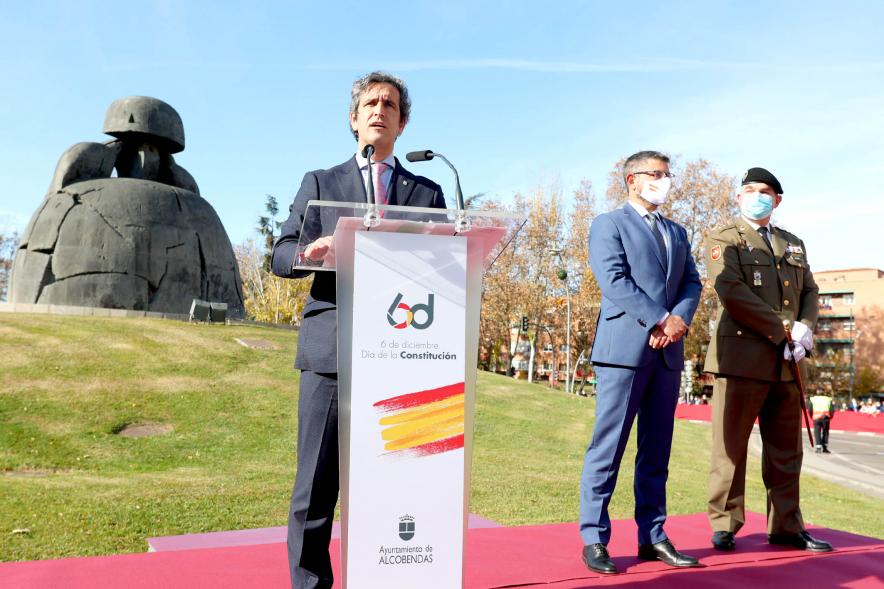 Detalle alcalde Aitor Retolaza durante discurso con menina al fondo