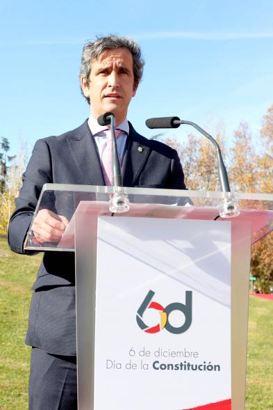 Detalle plano medio de alcalde Aitor Retolaza durante discurso
