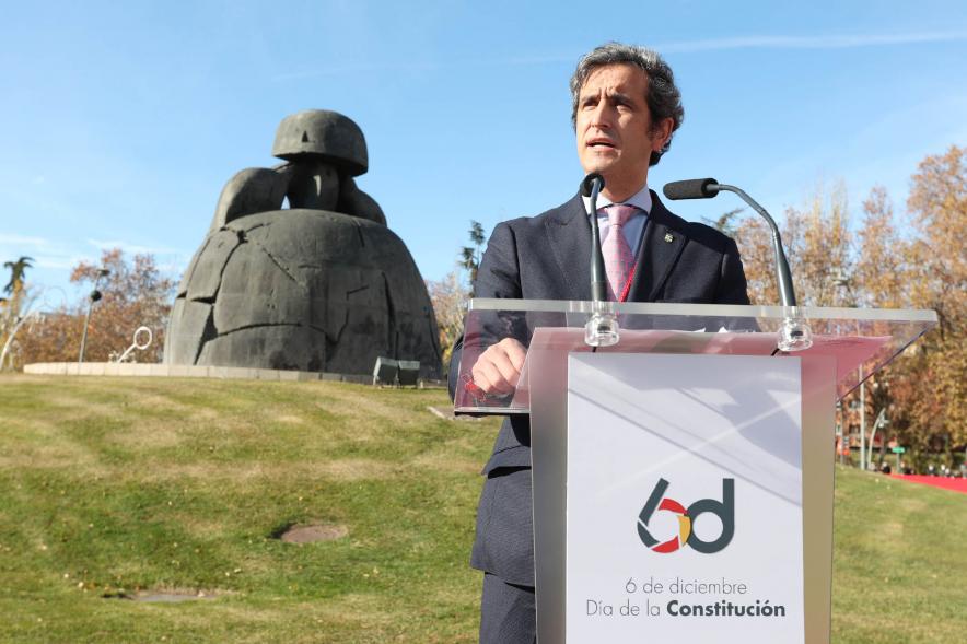 Detalle alcalde Aitor Retolaza durante discurso con menina al fondo