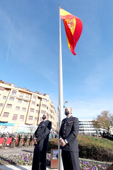 Bandera ondeando con policías custodiándola 